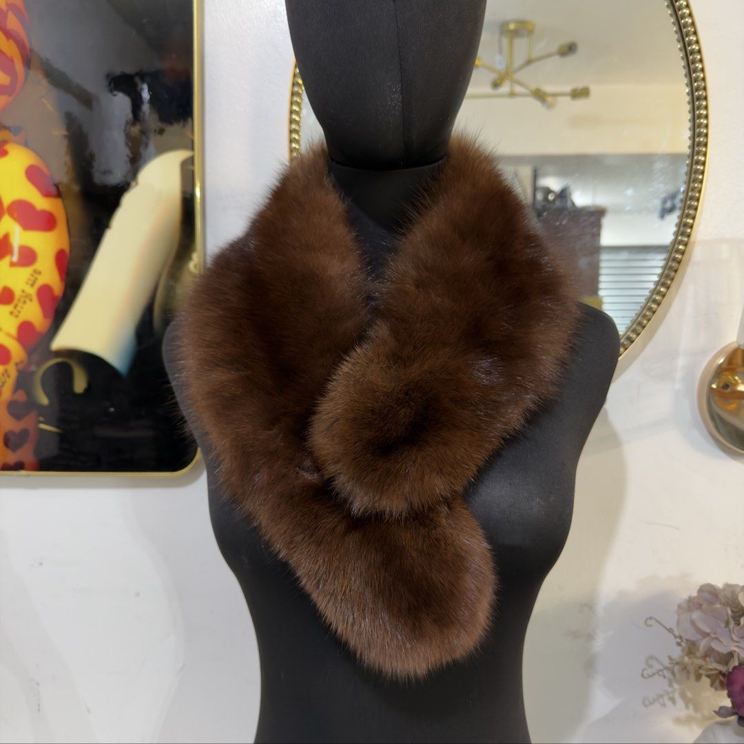 Brown Fur Collar Scarf Stole Neck Wrap (Category: Scarves) located in Rizal. Submitted by houseofbell (Listing ID 1464764315, Image 2). Description: - real fur brown collar scarf - Rich dark brown shade with an ultra-soft texture - Fully lined with smooth brown silk fabric on the back - Convenient loop fasteners for a secure and comfortable fit .