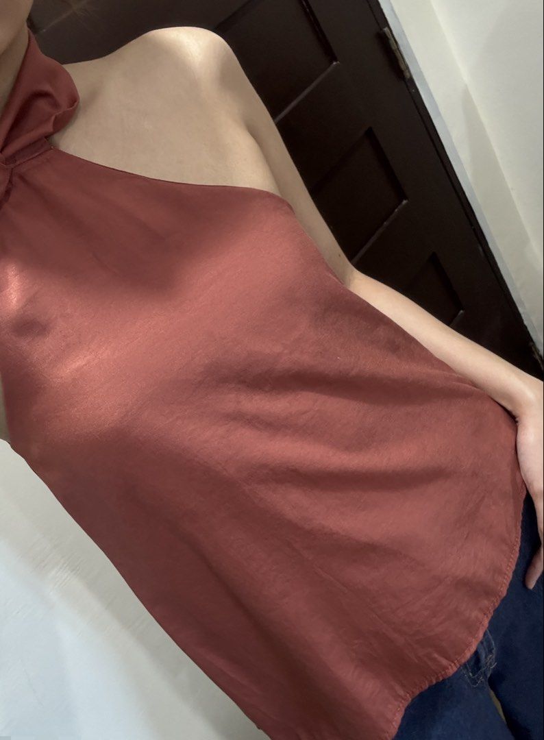 Brown Halter Backless Top (Category: Sleeveless) located in Manila. Submitted by ilovecheesyramen (Listing ID 1464647492, Image 1). Description: 🪩 brand new! never been worn 🪩 rfs: decluttering 🪩 perfect for night outs and casual fits! 🪩 fits size S-M .
