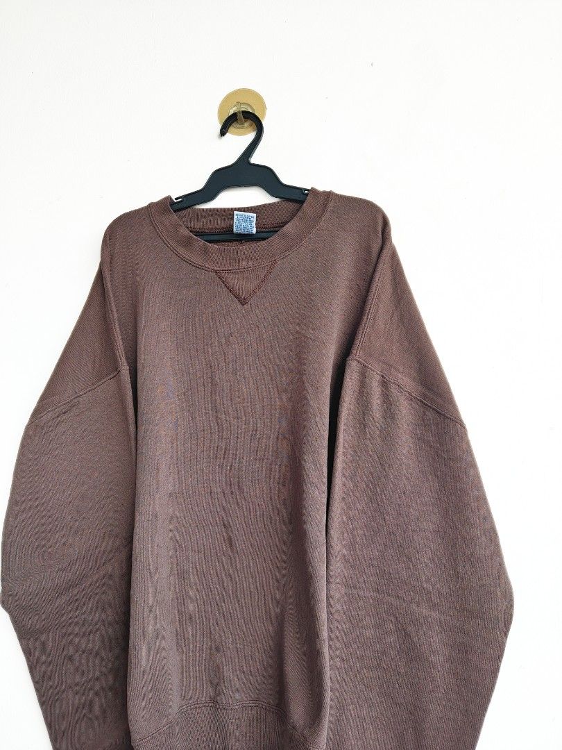 Brown Russell Athletic Crewneck (Category: Coats, Jackets and Outerwear) located in Imus. Submitted by valentino.bros. (Listing ID 1464681814, Image 2). Description: .