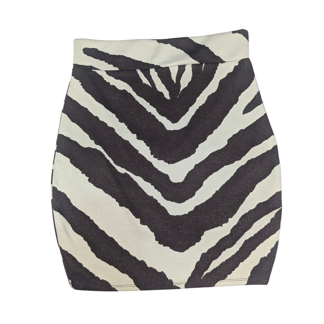 Brown Zebra Print Fitted Skirt (Category: Skirts) located in Bacoor. Submitted by cestela (Listing ID 1464697055, Image 1). Description: 26 inches waist size, stretchable.
