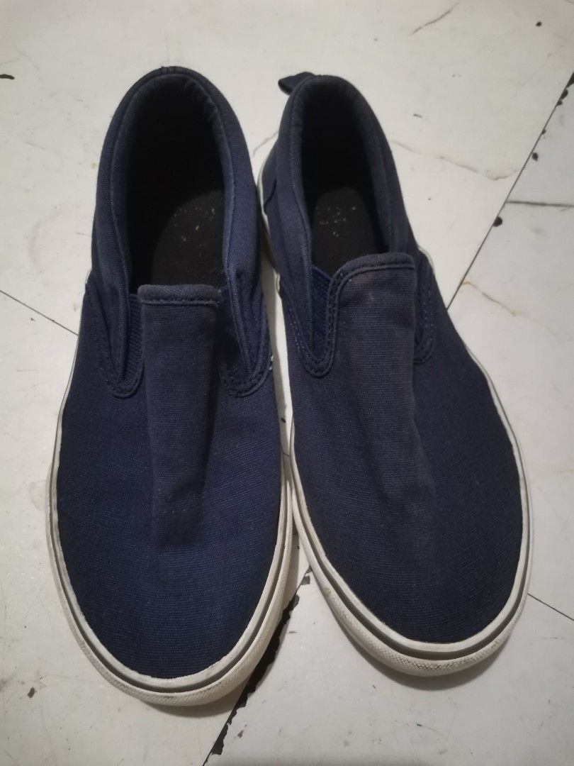 Preloved Navy Blue Canvas Shoes (Category: Babies & Kids Fashion) located in Quezon City. Submitted by c_and_a_haus (Listing ID 1464664402, Image 2). Description: Size 33. Good for slim feet.