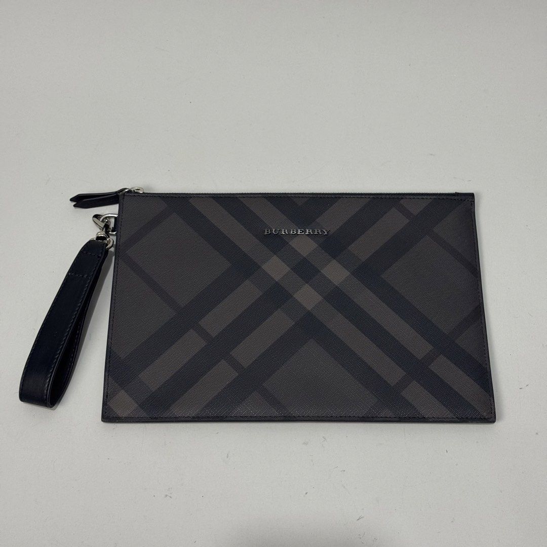 Burberry clutch bag (Category: Luxury Bags & Wallets) located in Dagupan City. Submitted by thriftygoods.dagupan (Listing ID 1464571652, Image 1). Description: Rank A Sign of usage.