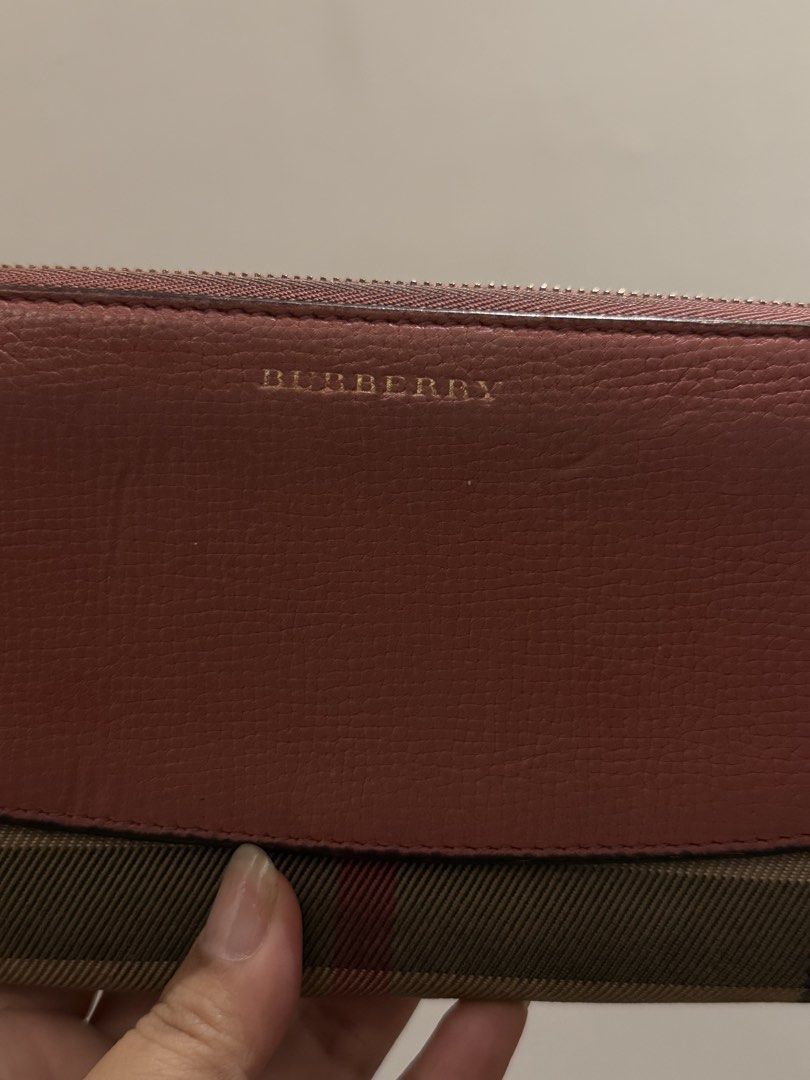 Burberry Wallet (Category: Wallets & Card holders) located in Pasig City. Submitted by atticstreet (Listing ID 1464602276, Image 1). Description: .