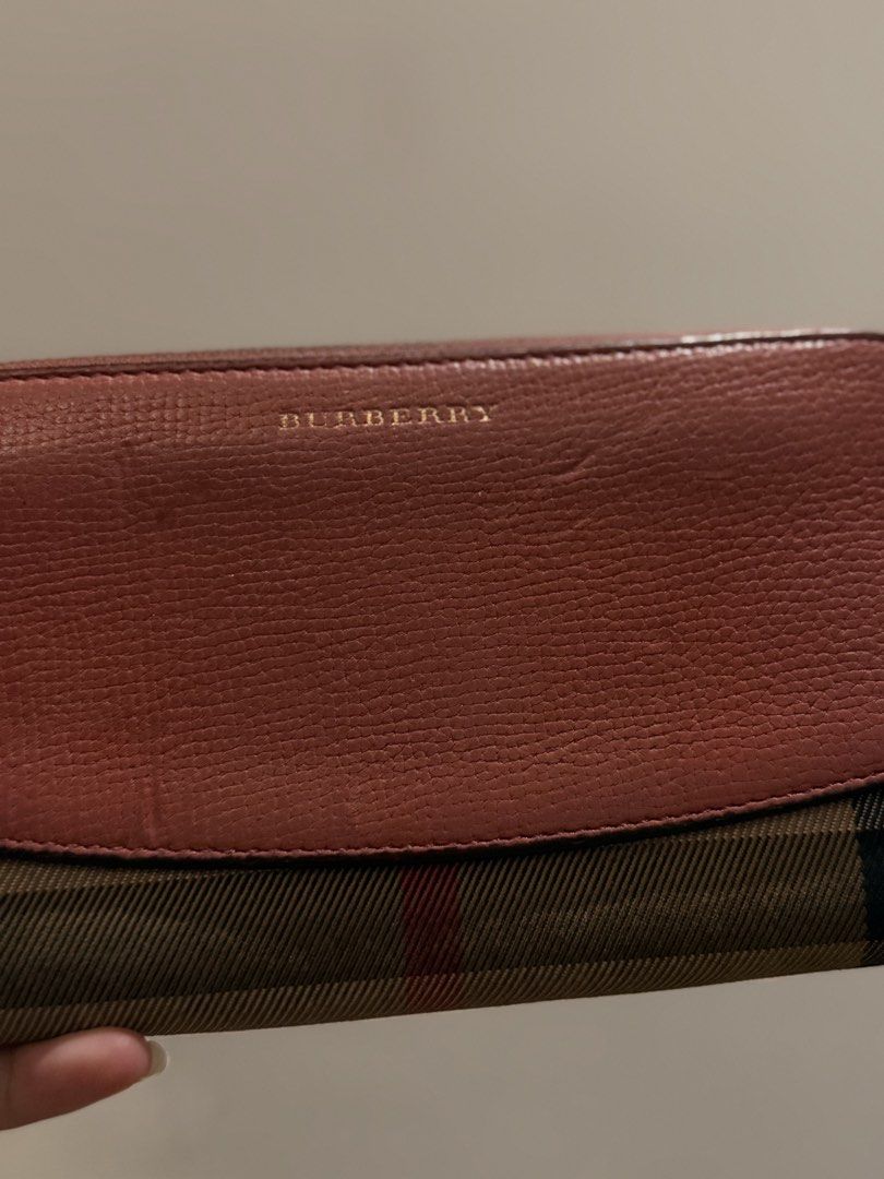 Burberry Wallet (Category: Wallets & Card holders) located in Pasig City. Submitted by atticstreet (Listing ID 1464602276, Image 2). Description: .