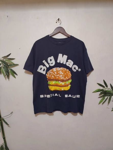 CACTUS JACK BIG MAC PUFF PRINT TEE // Large (Category: Tshirts & Polo Shirts ) located in Legazpi City. Submitted by urbangarmentsarch4500 (Listing ID 1464704677, Image 1). Description: CACTUS JACK BIG MAC PUFF PRINT TEE Good Condition // off Large Boxy W 23 L 27 Color rate 9.7/10 very minimal print (Check last pic) GRAB 650 (Automatically YOURS)⛓️ --- ‼️w/ FREE STICKERS FOR EVERY PURCHASE⁉️ 🛒🛒🛒 SouthsideBizz BUY. SELL. TRADE. CONSIGN🗣️🤝🏼 B