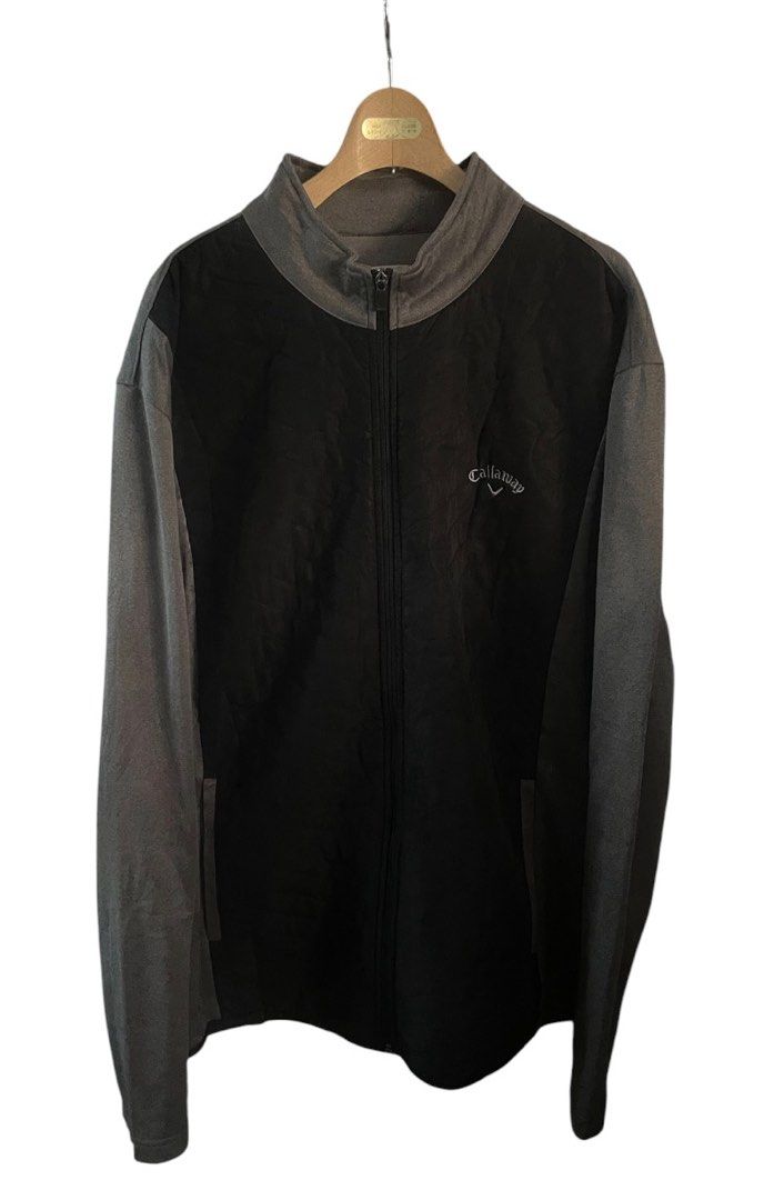 Callaway Golf Jacket XXL/TTG Zip Up (Category: Coats, Jackets and Outerwear) located in San Pedro. Submitted by lifebeginsaftercoff33 (Listing ID 1464579891, Image 3). Description: - Callaway Golf Jacket - In excellent condition Callaway Men’s Black and Gray Quilted Full-Zip Golf Jacket featuring a quilted black front body and dark gray long sleeves - Size: XXL/TTG on tag - Dimes: 26 x 29.5 in - Two-tone design: Dark grey body, grey sleeves - Fea