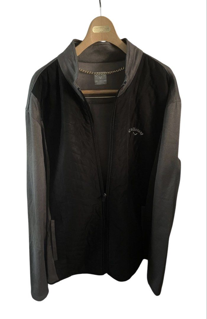 Callaway Golf Jacket XXL/TTG Zip Up (Category: Coats, Jackets and Outerwear) located in San Pedro. Submitted by lifebeginsaftercoff33 (Listing ID 1464579891, Image 2). Description: - Callaway Golf Jacket - In excellent condition Callaway Men’s Black and Gray Quilted Full-Zip Golf Jacket featuring a quilted black front body and dark gray long sleeves - Size: XXL/TTG on tag - Dimes: 26 x 29.5 in - Two-tone design: Dark grey body, grey sleeves - Fea