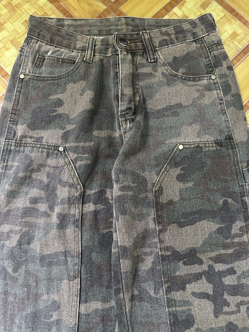 Camo Cargo Carpenter Jeans Pants Size M (Category: Jeans) located in Manila. Submitted by livedog-d301 (Listing ID 1464735578, Image 3). Description: - Style: Camo cargo carpenter pants - Fit: Straight leg, Size M - Details: Double-front knee panels, riveted accents - Storage: Multiple utility pockets & back hammer loop - Condition: Clean, ready to wear.