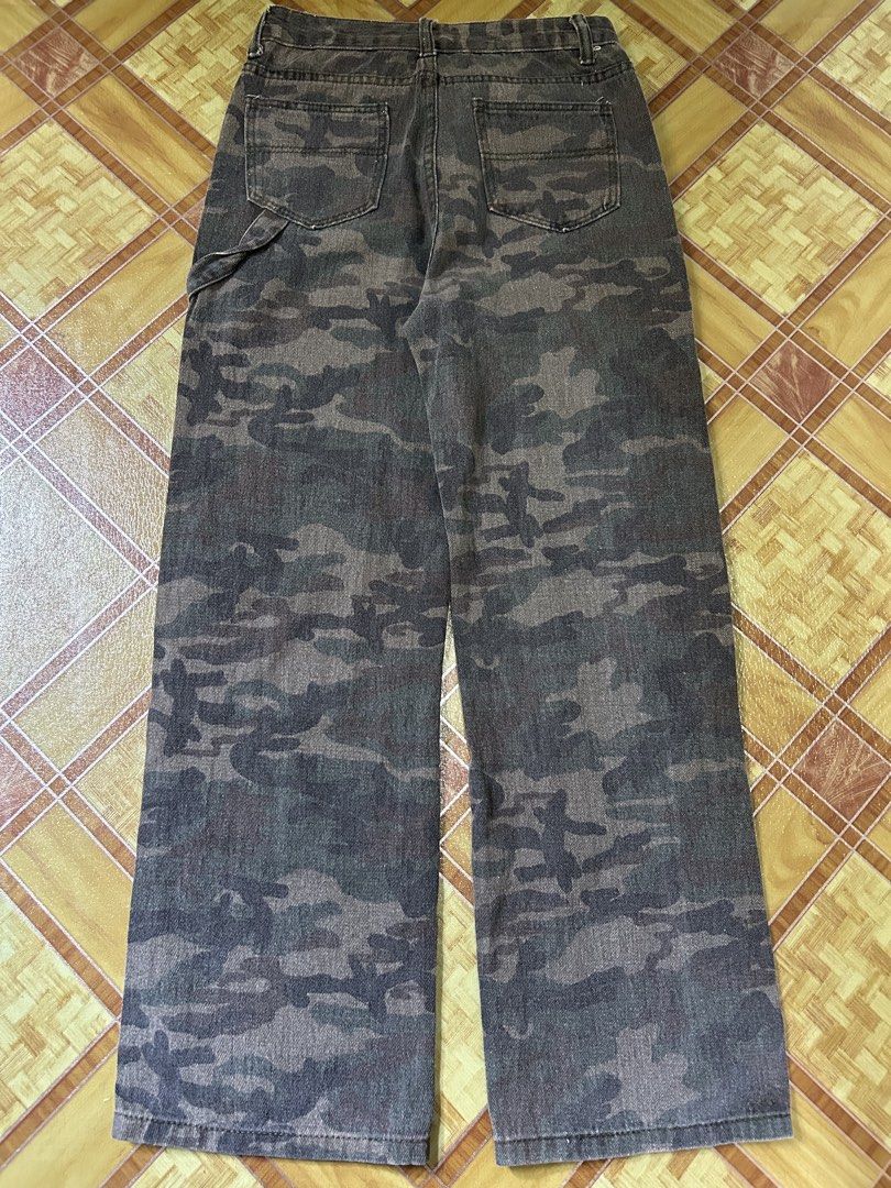 Camo Cargo Carpenter Jeans Pants Size M (Category: Jeans) located in Manila. Submitted by livedog-d301 (Listing ID 1464735578, Image 2). Description: - Style: Camo cargo carpenter pants - Fit: Straight leg, Size M - Details: Double-front knee panels, riveted accents - Storage: Multiple utility pockets & back hammer loop - Condition: Clean, ready to wear.