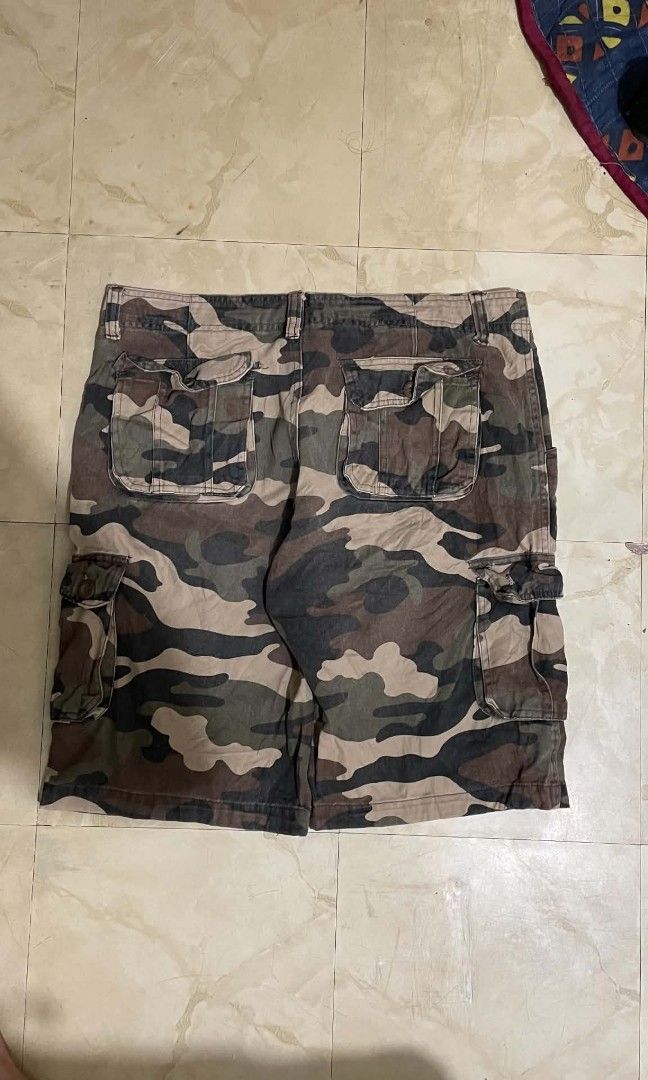 Cargo camouflage short (Category: Shorts) located in Tigaon. Submitted by partidothrift_v2 (Listing ID 1464720975, Image 2). Description: .