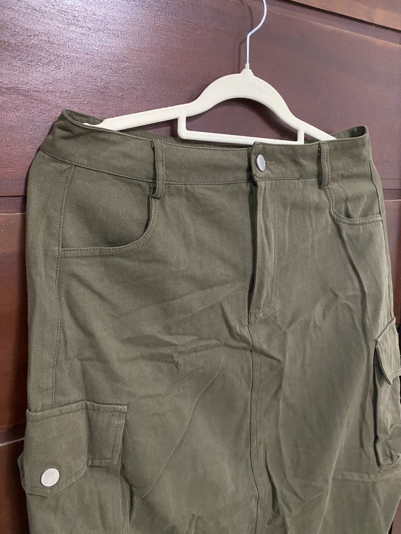 Cargo Long skirt (Category: Skirts) located in Los Banos. Submitted by itsmecathey (Listing ID 1464754141, Image 3). Description: Size 29-30.
