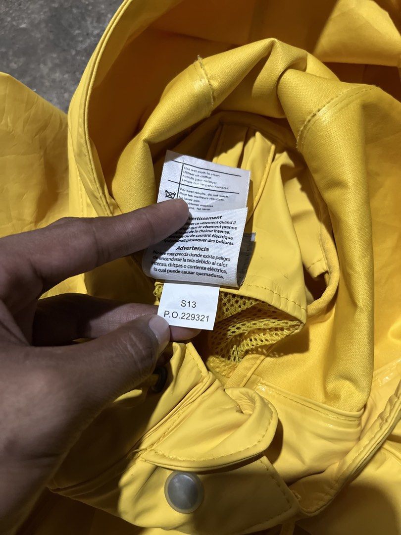 CARHARTT YELLO RAIN COAT (Category: Coats, Jackets and Outerwear) located in Santa Cruz. Submitted by youngearth.c72f95 (Listing ID 1464707141, Image 3). Description: EXCELLENT CONDITION ISSUE-WASHABLE STAIN KITA SA LAST PIC DIMES-21x28 .