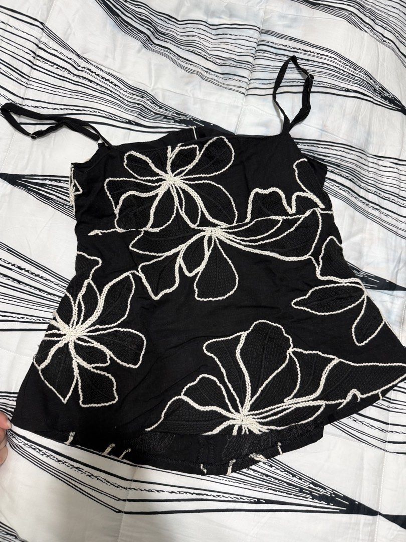Carino Rosa Top - Black (Category: Blouses) located in Makati City. Submitted by martina.declutters (Listing ID 1464640591, Image 3). Description: .