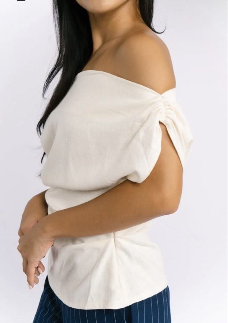 Cariño Aitana Top (Category: Blouses) located in Quezon City. Submitted by currentlydeclutterring (Listing ID 1464663997, Image 2). Description: Cariño Aitana Top in M -looks super new -got it from a fellow carouseller but sadly too big on me :( -also open to swap in any color but in S! *photos not mine ctto.