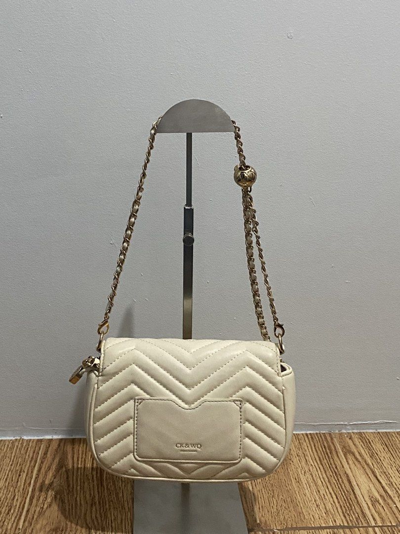 Chain Bag (Category: Cross-body Bags) located in Davao. Submitted by ccfinds_ph (Listing ID 1464690709, Image 2). Description: Good condition with Minor signs of use.