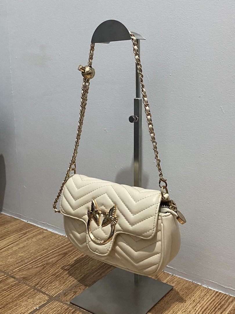 Chain Bag (Category: Cross-body Bags) located in Davao. Submitted by ccfinds_ph (Listing ID 1464690709, Image 3). Description: Good condition with Minor signs of use.