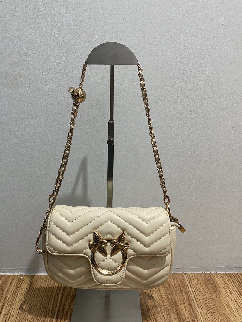 Chain Bag (Category: Cross-body Bags) located in Davao. Submitted by ccfinds_ph (Listing ID 1464690709, Image 1). Description: Good condition with Minor signs of use.