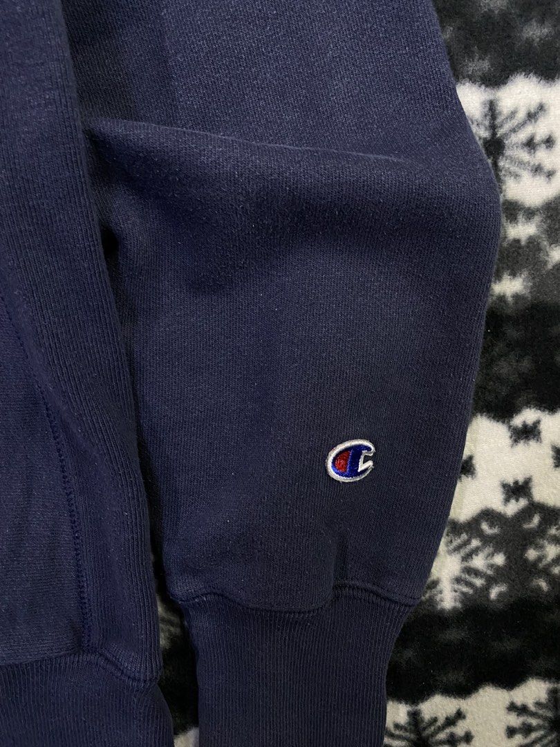Champion (Category: Coats, Jackets and Outerwear) located in General Santos City (Dadiangas). Submitted by nokkie_thrift (Listing ID 1464664299, Image 3). Description: Champion vintage reverse weave Excellent condition Dimes 22x28 No issue.