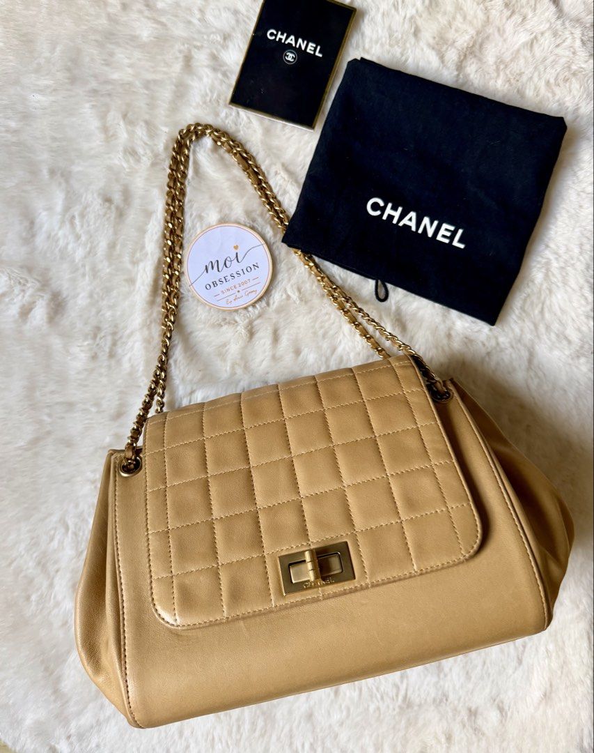 CHANEL 2.55 choco flap reissue (Category: Shoulder Bags) located in Makati City. Submitted by moiobsession (Listing ID 1464203614, Image 2). Description: authentic was 140k now 75k nlng po. 😭😭 holo intact.