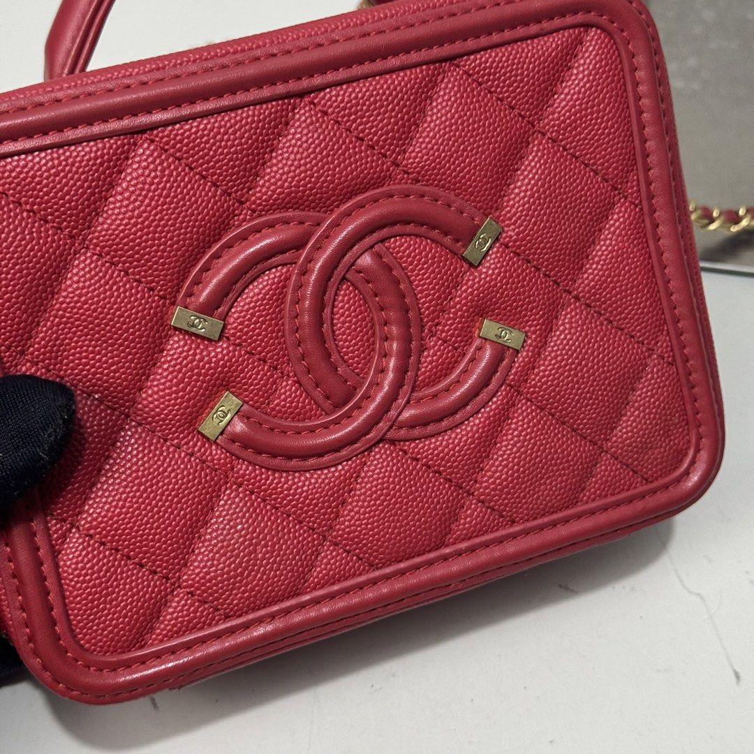 Chanel bag (Category: Luxury Bags & Wallets) located in Dagupan City. Submitted by thriftygoods.dagupan (Listing ID 1464571808, Image 3). Description: Rank A Sign of usage.