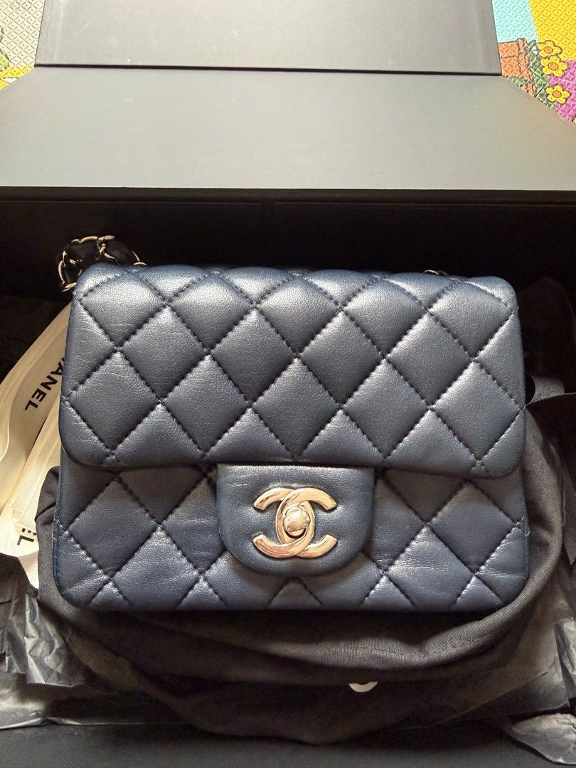 Chanel cf17cm （分類：手袋及銀包）位於 Hong Kong。 由 candice_penguin 提交（商品編號 1464710122，圖片 1）。簡介： Chanel 17cm深藍色皮，銀扣 面交 只收現金 不接受大幅壓價 。