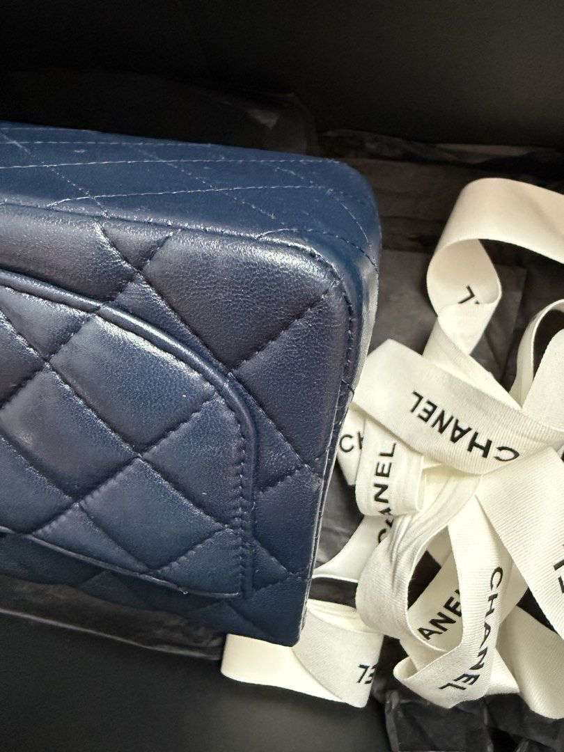 Chanel cf17cm （分類：手袋及銀包）位於 Hong Kong。 由 candice_penguin 提交（商品編號 1464710122，圖片 3）。簡介： Chanel 17cm深藍色皮，銀扣 面交 只收現金 不接受大幅壓價 。