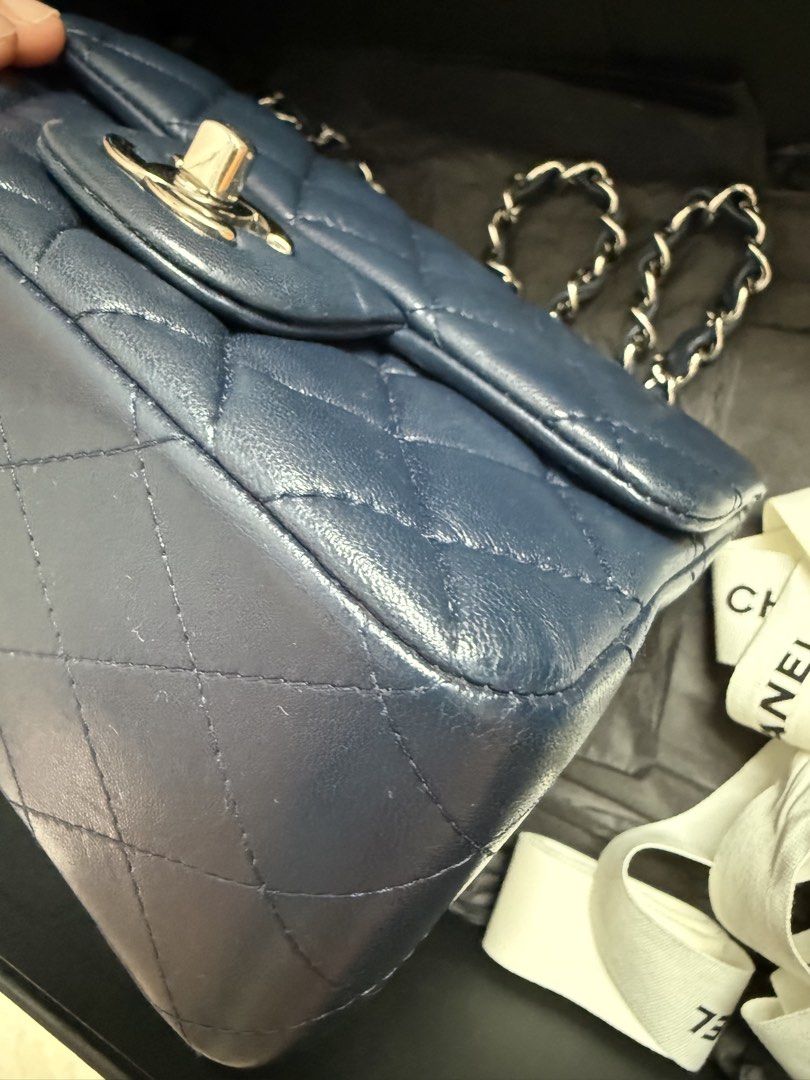 Chanel cf17cm （分類：手袋及銀包）位於 Hong Kong。 由 candice_penguin 提交（商品編號 1464710122，圖片 2）。簡介： Chanel 17cm深藍色皮，銀扣 面交 只收現金 不接受大幅壓價 。