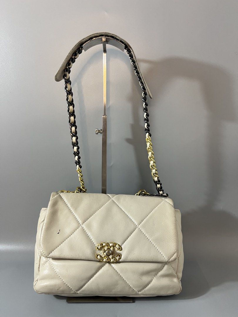 Chanel Sling (Category: Luxury Bags & Wallets) located in Imus. Submitted by myragbagss (Listing ID 1464603321, Image 1). Description: coded fresh from bale.