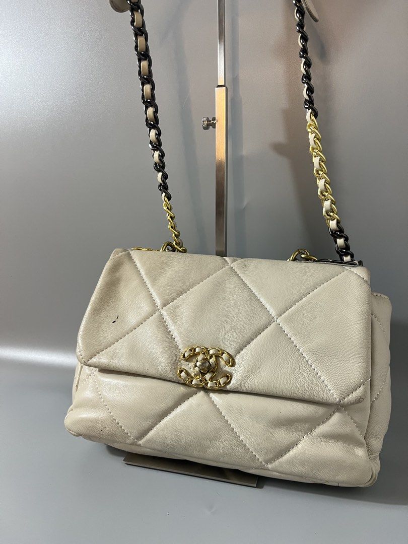 Chanel Sling (Category: Luxury Bags & Wallets) located in Imus. Submitted by myragbagss (Listing ID 1464603321, Image 2). Description: coded fresh from bale.