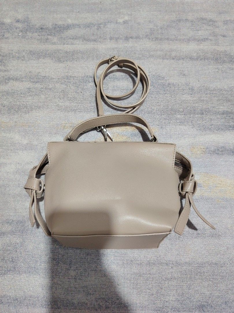 CHARLES & KEITH (Category: Cross-body Bags) located in Dagupan City. Submitted by gandita.28 (Listing ID 1464599402, Image 3). Description: CHARLES & KEITH AURELIE KNOTTED TOP TAUPE COLOR EXCELLENT TO BRANDNEW CONDITION 💯 SUPER CUTE.