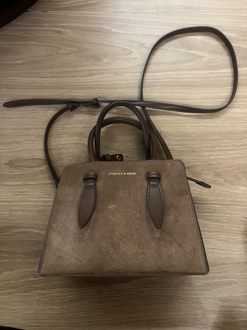 CHARLES AND KEITH ALLYN STRUCTURED TRAPEZE TOT BAG (Category: Cross-body Bags) located in Manila. Submitted by joeyhaek (Listing ID 1464714977, Image 1). Description: Bawal sa maarte hehe.