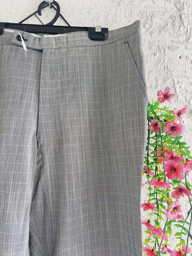 Checkered long work pants (Category: Trousers) located in Pasir Mas. Submitted by rosarosellaa (Listing ID 1464589549, Image 2). Description: Waist : 34" Hip : 42" Length : 38" Conditin is good like new .