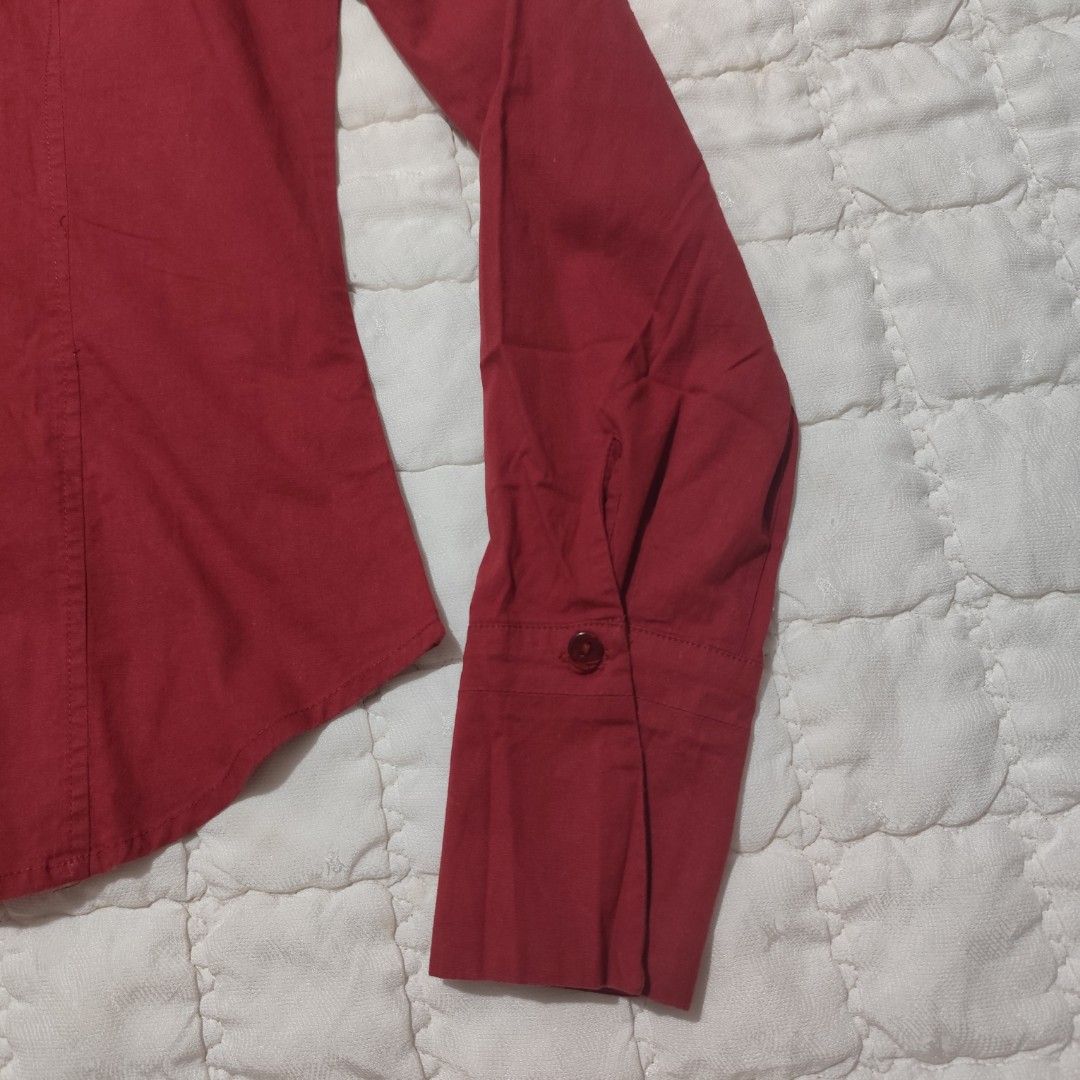Classic Essentials Red Long Sleeve Button-Up Shirt (Category: Longsleeves) located in Bacolod City. Submitted by dearicawho.56 (Listing ID 1464709024, Image 2). Description: - Brand: Classic Essentials - Style: Long sleeve button-up with collared neckline and button cuffs - Fit: Tailored and fitted with front and back princess seams 🧾Mode of payment: 💙Gcash 💚GoTyme 🖤Maya 📍 Bacolod City. Negros Occidental .