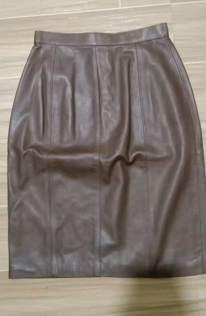 Célena Brown Faux Leather (Category: Skirts) located in Gapan. Submitted by montesnora80204 (Listing ID 1464703833, Image 1). Description: Leather skirt 200 Size:26 inches medida pang small Haba 22 inches length.