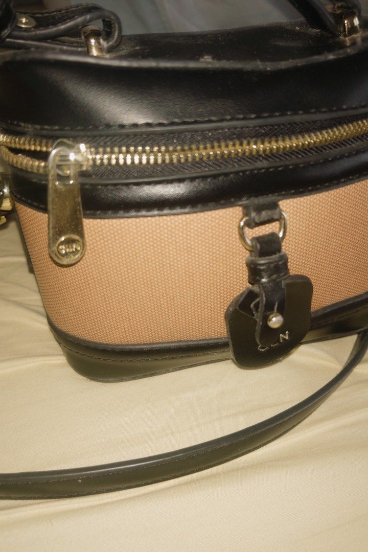 CLN BAG (Category: Cross-body Bags) located in Marikina City. Submitted by sunoo00 (Listing ID 1464607399, Image 3). Description: flaws in front..