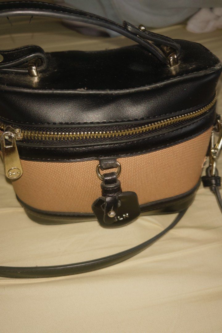CLN BAG (Category: Cross-body Bags) located in Marikina City. Submitted by sunoo00 (Listing ID 1464607399, Image 2). Description: flaws in front..