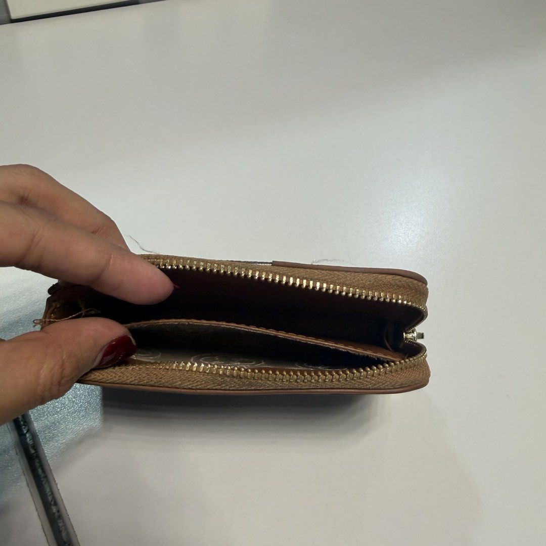 Cln Wallet (Category: Wallets & Card holders) located in Manila. Submitted by declutters.wrdrb (Listing ID 1464582339, Image 3). Description: .