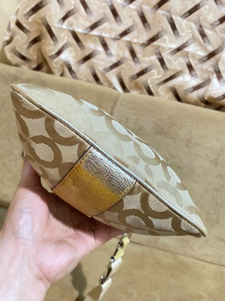 Coach (Category: Cross-body Bags) located in Dumaguete. Submitted by camillaolshoppe2 (Listing ID 1464618374, Image 3). Description: authentic coach sling signs of usage lang Ganda pa.