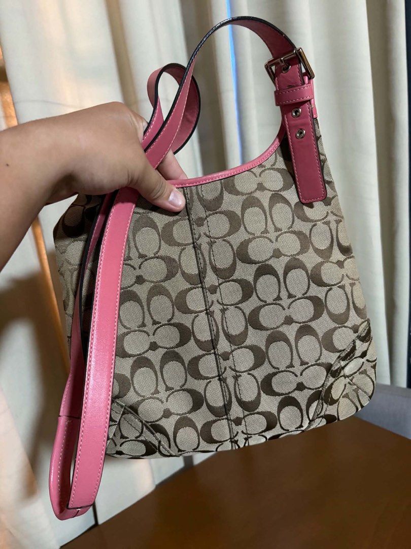 Coach (Category: Shoulder Bags) located in Manila. Submitted by thriftniyuno (Listing ID 1464673580, Image 3). Description: Bag.