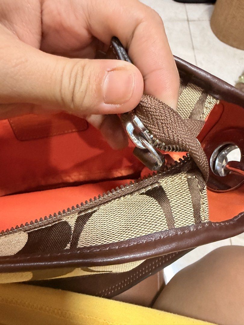 Coach (Category: Luxury Bags & Wallets) located in Mati. Submitted by michjake1009 (Listing ID 1464769568, Image 3). Description: As new pa tingnan Malinis .
