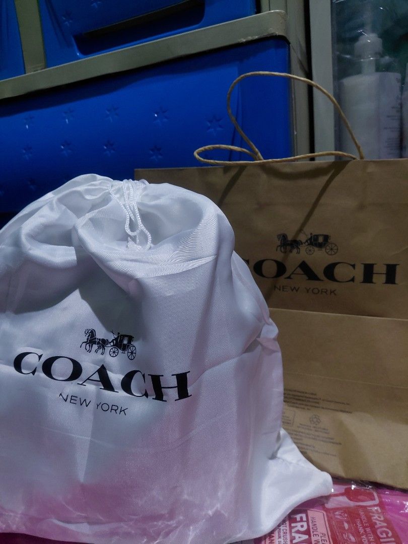 Coach Bucket Rowan (Category: Luxury Bags & Wallets) located in Manila. Submitted by alyyyy567 (Listing ID 1464640755, Image 2). Description: Coach Bucket Rowan 📌 brand new, never been used 📌 complete packaging and everything 📌 dm me for more details and pictures of the bag.