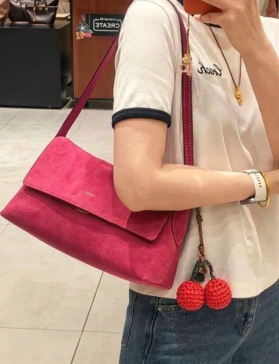 Coach Chelsea30 Shoulder Bag (Category: Shoulder Bags) located in Manila. Submitted by msddirectfactoryoutlet (Listing ID 1464610086, Image 2). Description: Size 30*18*12cm.