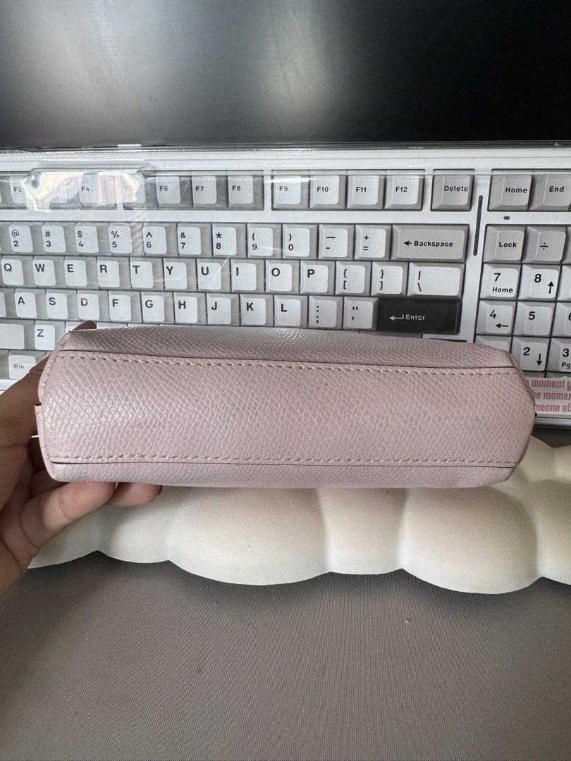 Coach Cosmetic Pouch (Category: Luxury Bags & Wallets) located in Lagawe. Submitted by favorsnflavors69115 (Listing ID 1464733356, Image 3). Description: .