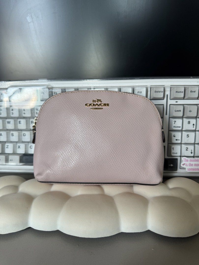 Coach Cosmetic Pouch (Category: Luxury Bags & Wallets) located in Lagawe. Submitted by favorsnflavors69115 (Listing ID 1464733356, Image 1). Description: .