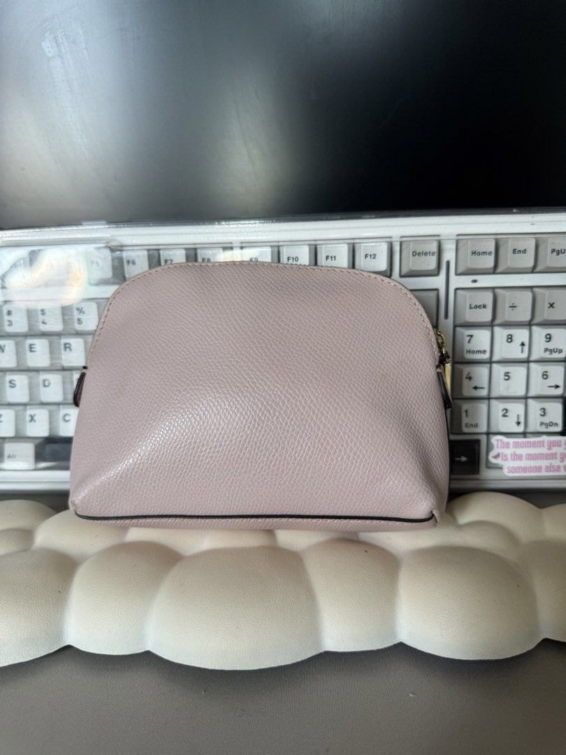 Coach Cosmetic Pouch (Category: Luxury Bags & Wallets) located in Lagawe. Submitted by favorsnflavors69115 (Listing ID 1464733356, Image 2). Description: .