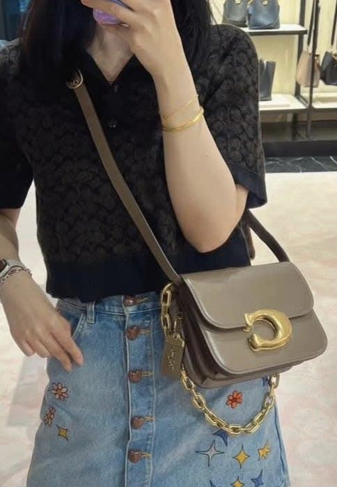 Coach Idol Crossbody Bag (Category: Cross-body Bags) located in Manila. Submitted by msddirectfactoryoutlet (Listing ID 1464609564, Image 2). Description: Size 21*8*17cm.