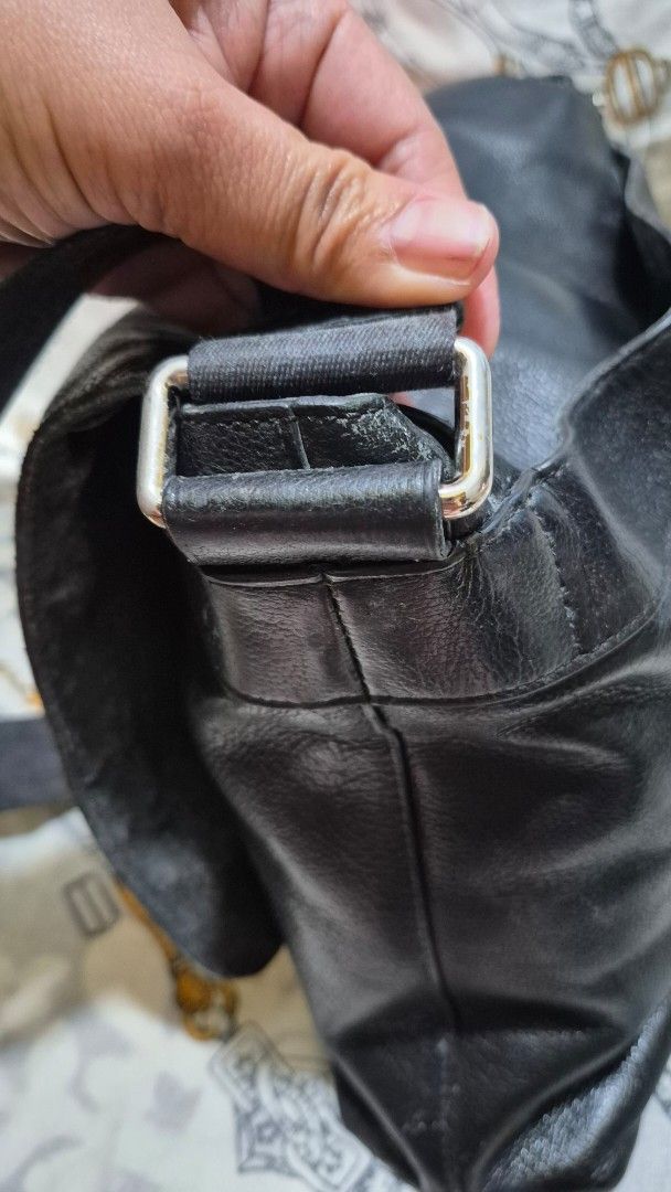 Coach Leather Messenger Bag Black (Category: Sling Bags) located in Baguio. Submitted by jhaz_bags (Listing ID 1464718462, Image 2). Description: no rubs nice in actual auth.