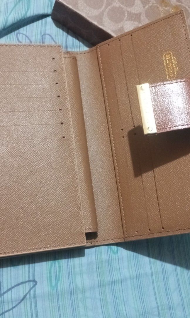 Coach Long Waller (Category: Luxury Bags & Wallets) located in Kawit. Submitted by jaz4u_23 (Listing ID 1464680454, Image 3). Description: I ordered it online Never used Issue: Missing puller in one pocket but zipper is working perfectly fine Top G quality.