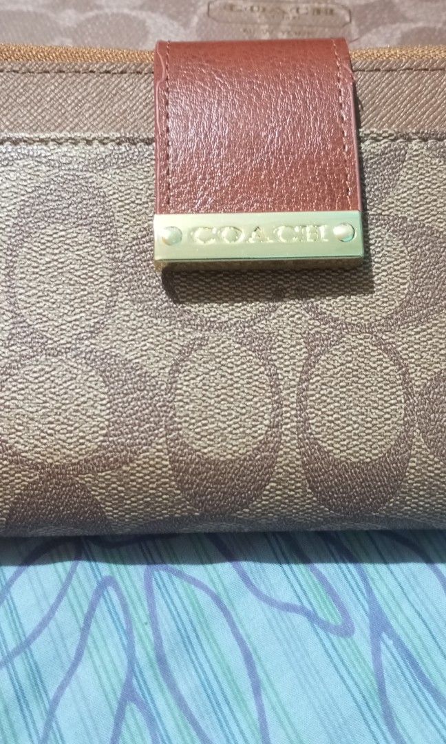 Coach Long Waller (Category: Luxury Bags & Wallets) located in Kawit. Submitted by jaz4u_23 (Listing ID 1464680454, Image 2). Description: I ordered it online Never used Issue: Missing puller in one pocket but zipper is working perfectly fine Top G quality.
