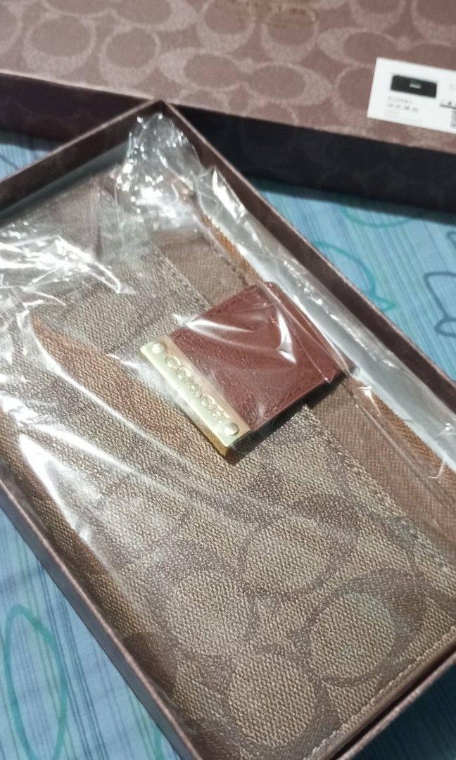 Coach Long Waller (Category: Luxury Bags & Wallets) located in Kawit. Submitted by jaz4u_23 (Listing ID 1464680454, Image 1). Description: I ordered it online Never used Issue: Missing puller in one pocket but zipper is working perfectly fine Top G quality.